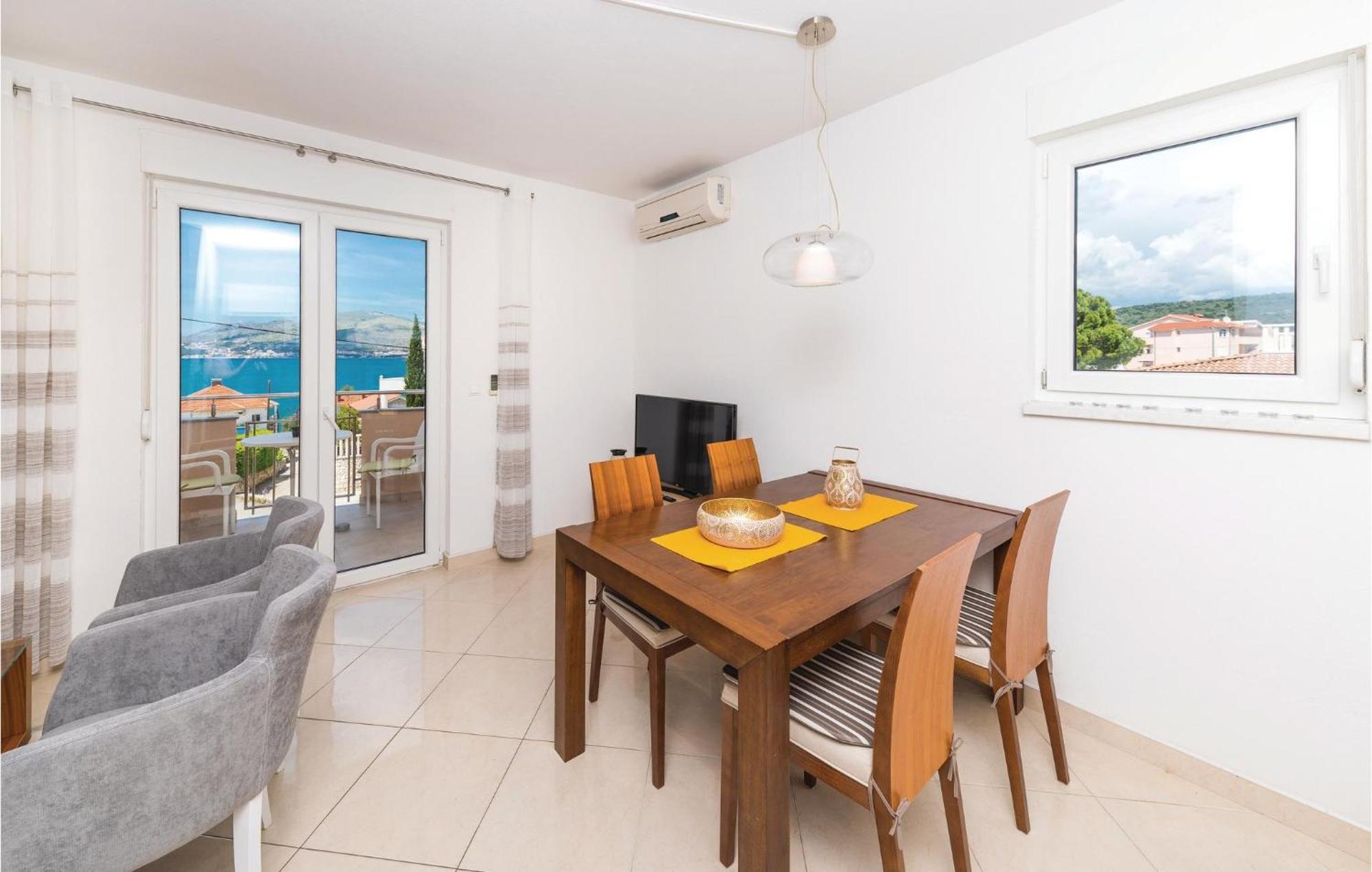 1 Bedroom Stunning Apartment In Okrug Gornji تروغير المظهر الخارجي الصورة